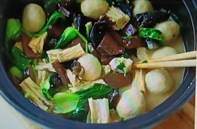 两人晚餐想一锅搞定，还营养丰富不长胖，我有办法。像金蝉和花甲白菜汤的搭配就很棒。