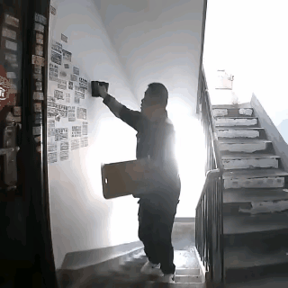 楼道被印满广告，真的忍无可忍！
 
谁懂啊！回家推开门，楼梯间白墙被印得密密麻麻