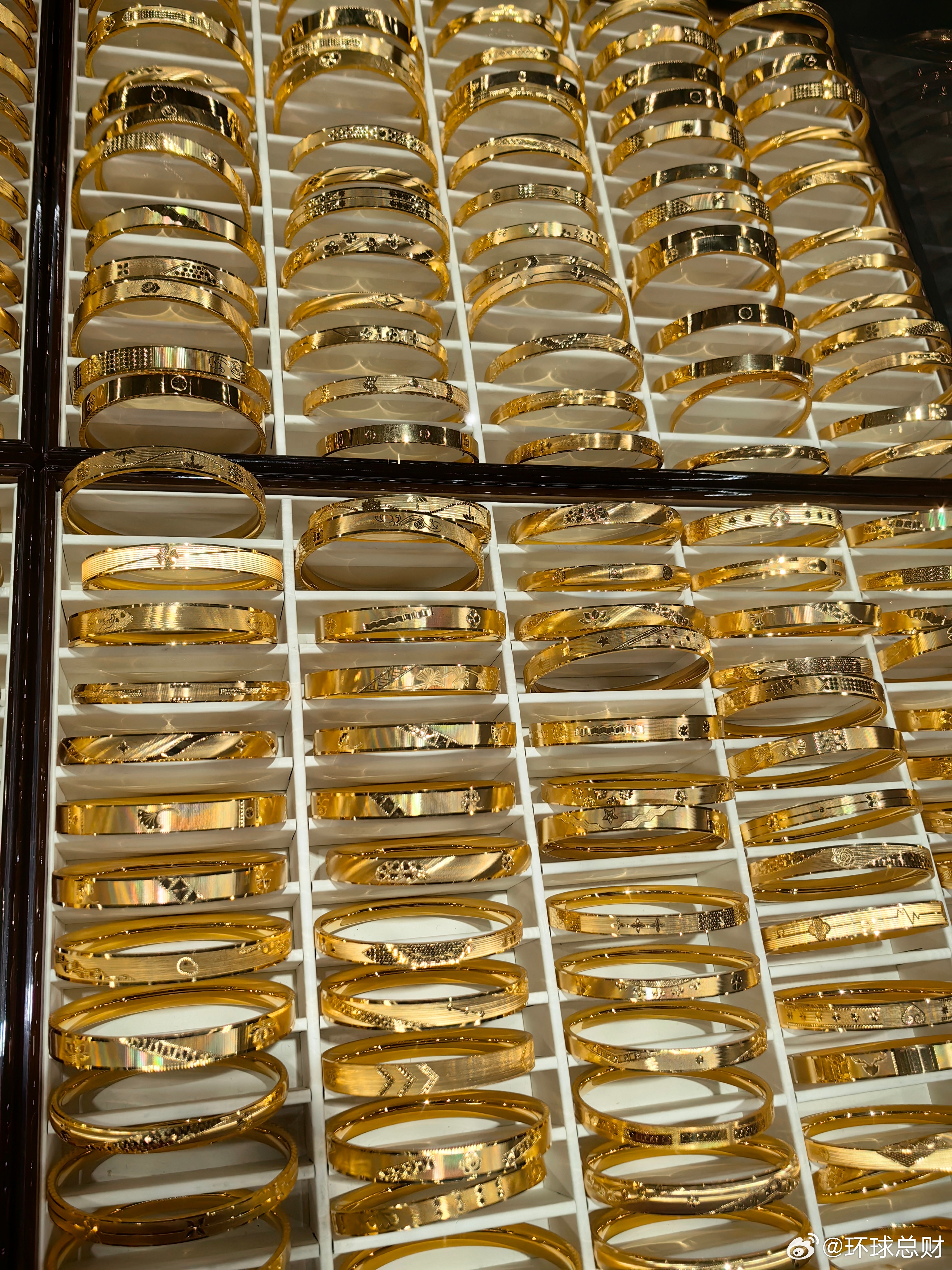 【】 现货黄金、现货白银周五回吐早前涨幅，双双跳水。11月15日凌晨，现货黄金失