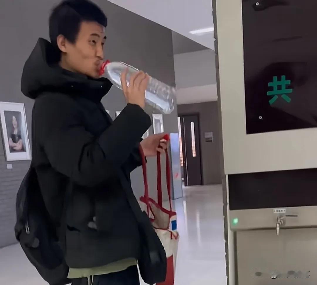 韦神诠释着什么叫知足。

一双普通残旧的鞋，一身不起眼的衣服，一个平常的矿泉水瓶