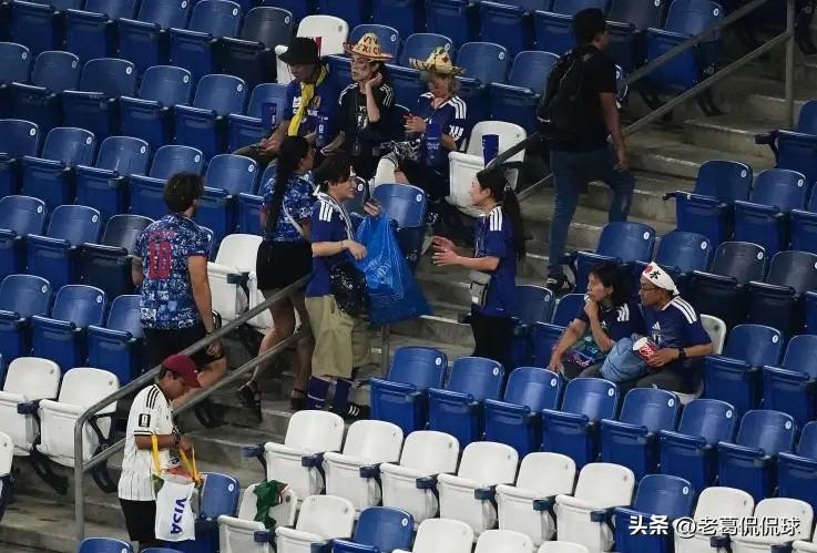 日本球迷真是太会装模作样了！在今天日本队以4：0战胜突尼斯队的世界杯小组赛的赛后