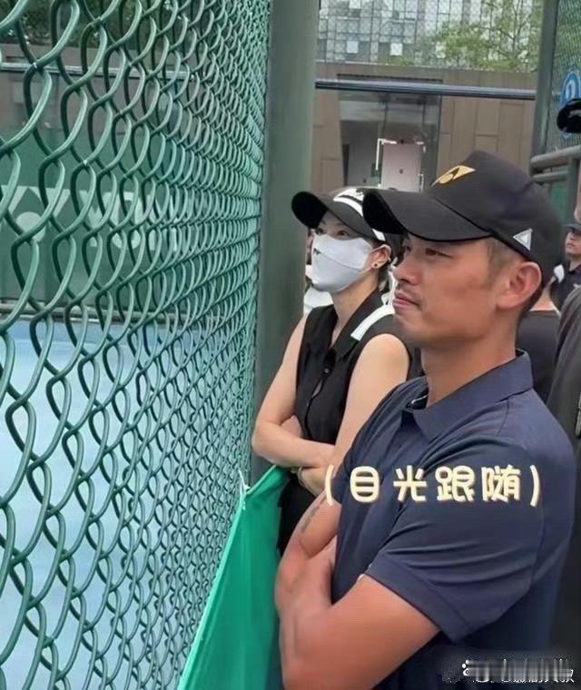 41岁林丹严肃看儿子比赛，我却被43岁谢杏芳惊艳到了 