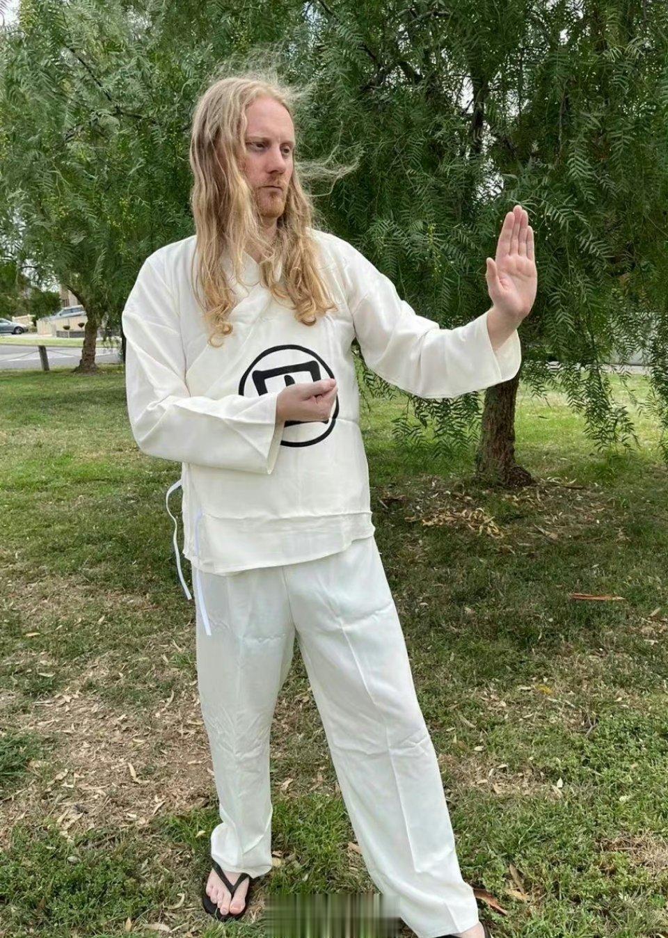 到底是谁给老外推荐了这套功夫服?[允悲] ​​​