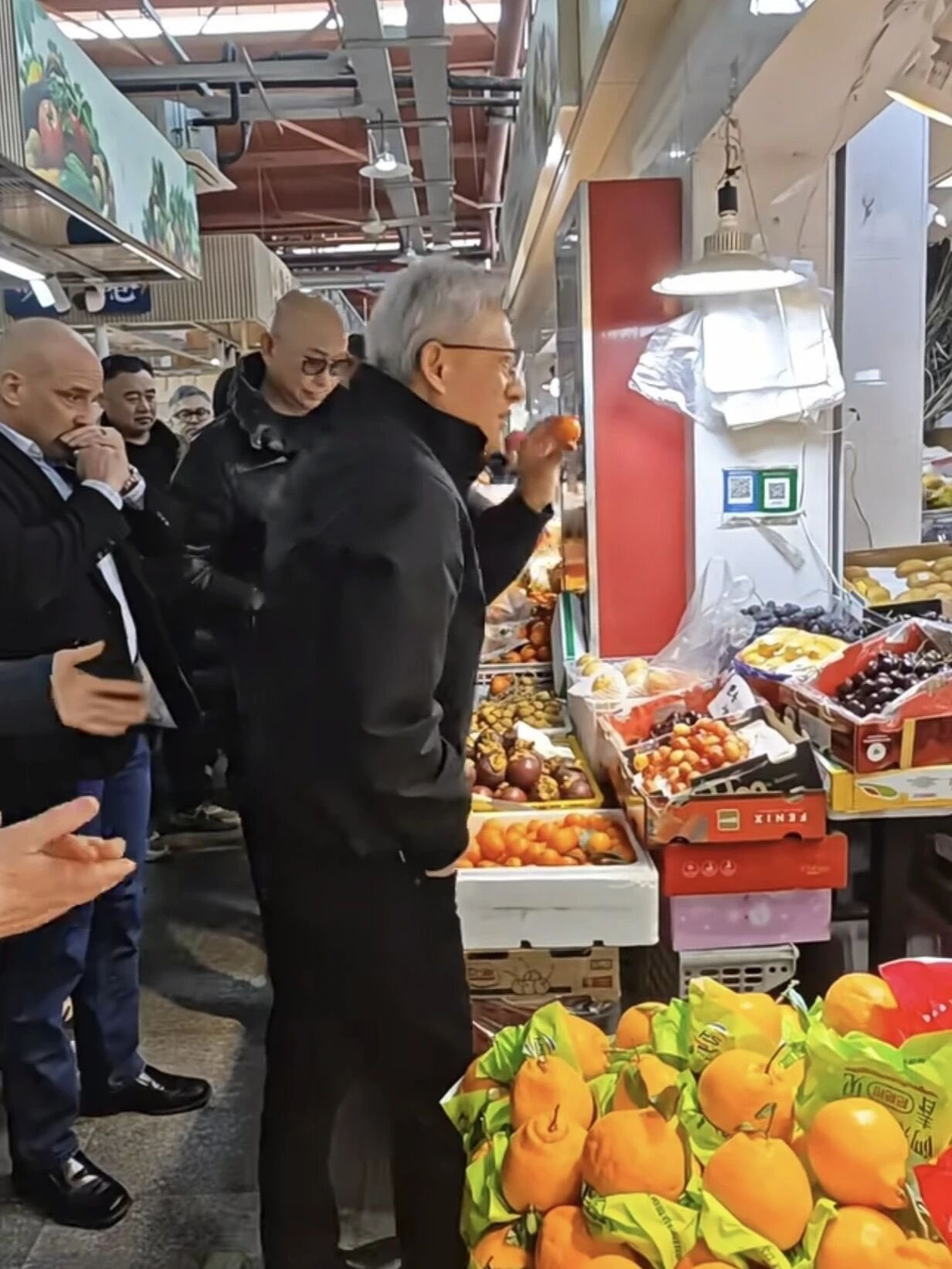 在台北吃大排档路边摊，在韩国吃汉堡喝啤酒，来上海逛菜市场水果摊，黄仁勋的接地气亲