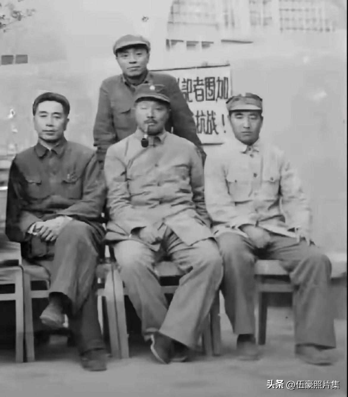 1937年，全面抗战爆发后，我党领导人在延安合影，前排左起是周恩来、贺龙等，后排