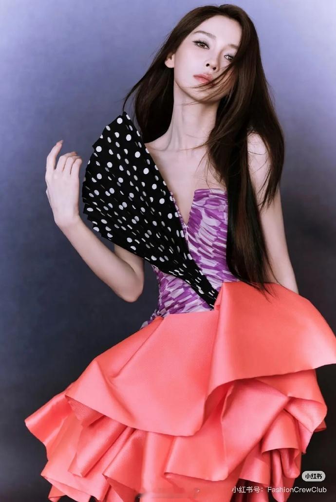 杨颖高定造型引发设计师不满，表示并未允许过使用他的裙子用于任何商业活动，并且认为