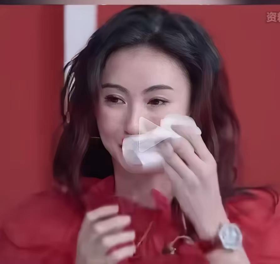 果然，张柏芝又一次把路人缘败光了。
张柏芝哭了，在法庭上哭得梨花带雨，其实，不过