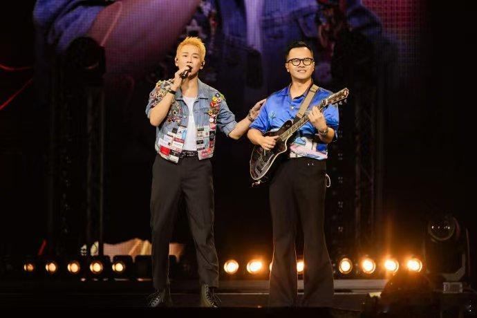 陶喆北美赶集买土豆 谁懂啊！陶喆在北美赶大集买土豆，接地气到让人意外。挑拣的架势