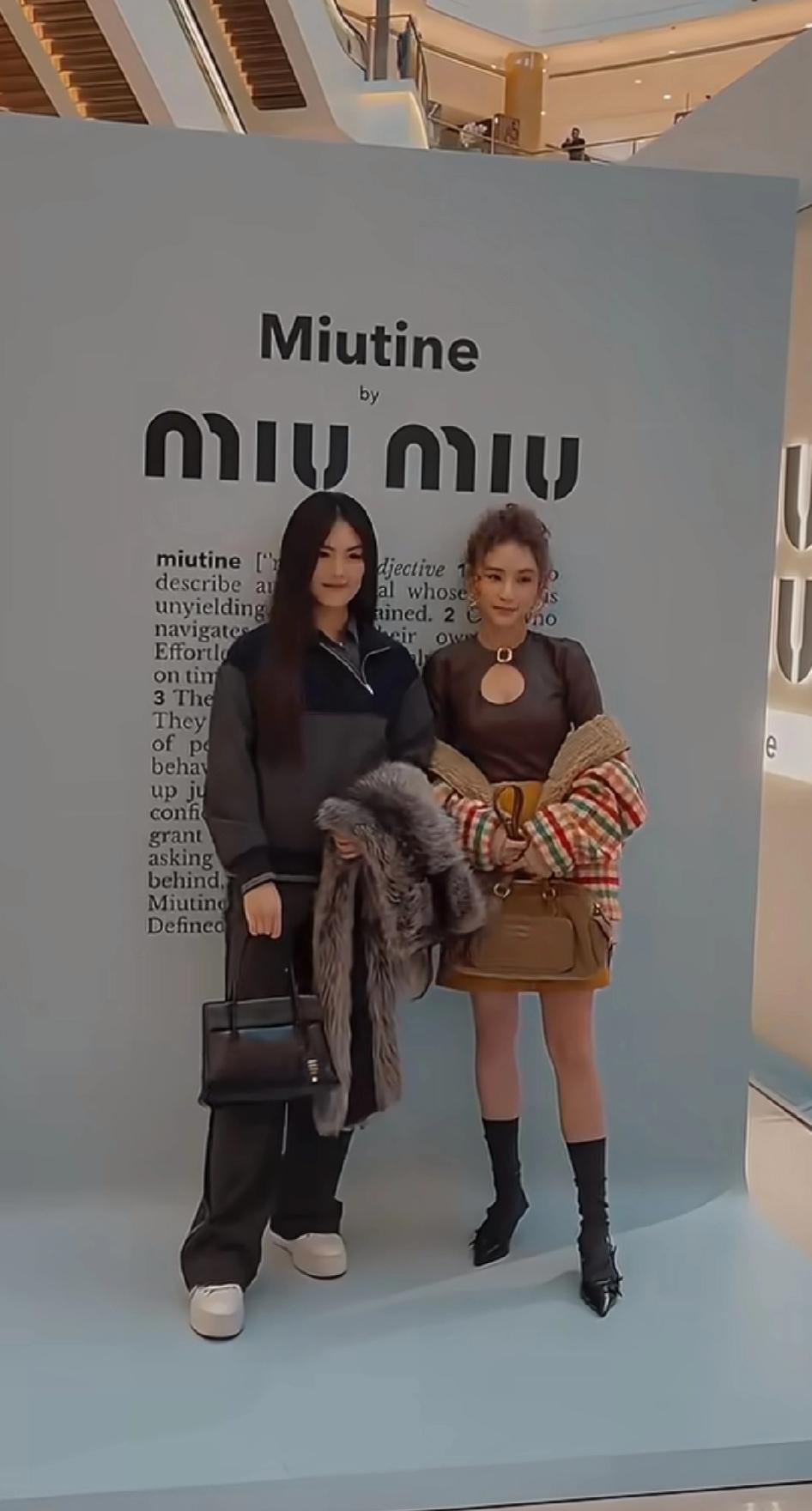 何超莲一身剪裁利落，王诗龄牛仔配卫衣，俩人站一块儿，像两个世界的人。
一个在推珠