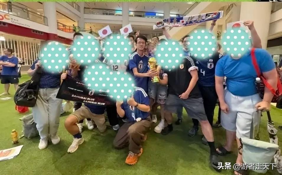 别扯什么足球无国界，足球场就是“没有硝烟的战场”。
近日，法新社在上海采访了一群
