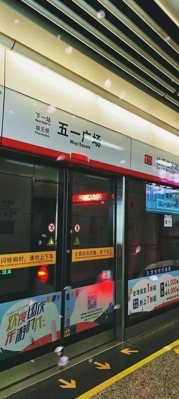 我认为合家出游还是在家还是得看实际情况，比如你想外出，但是家里有一个离不开人的老
