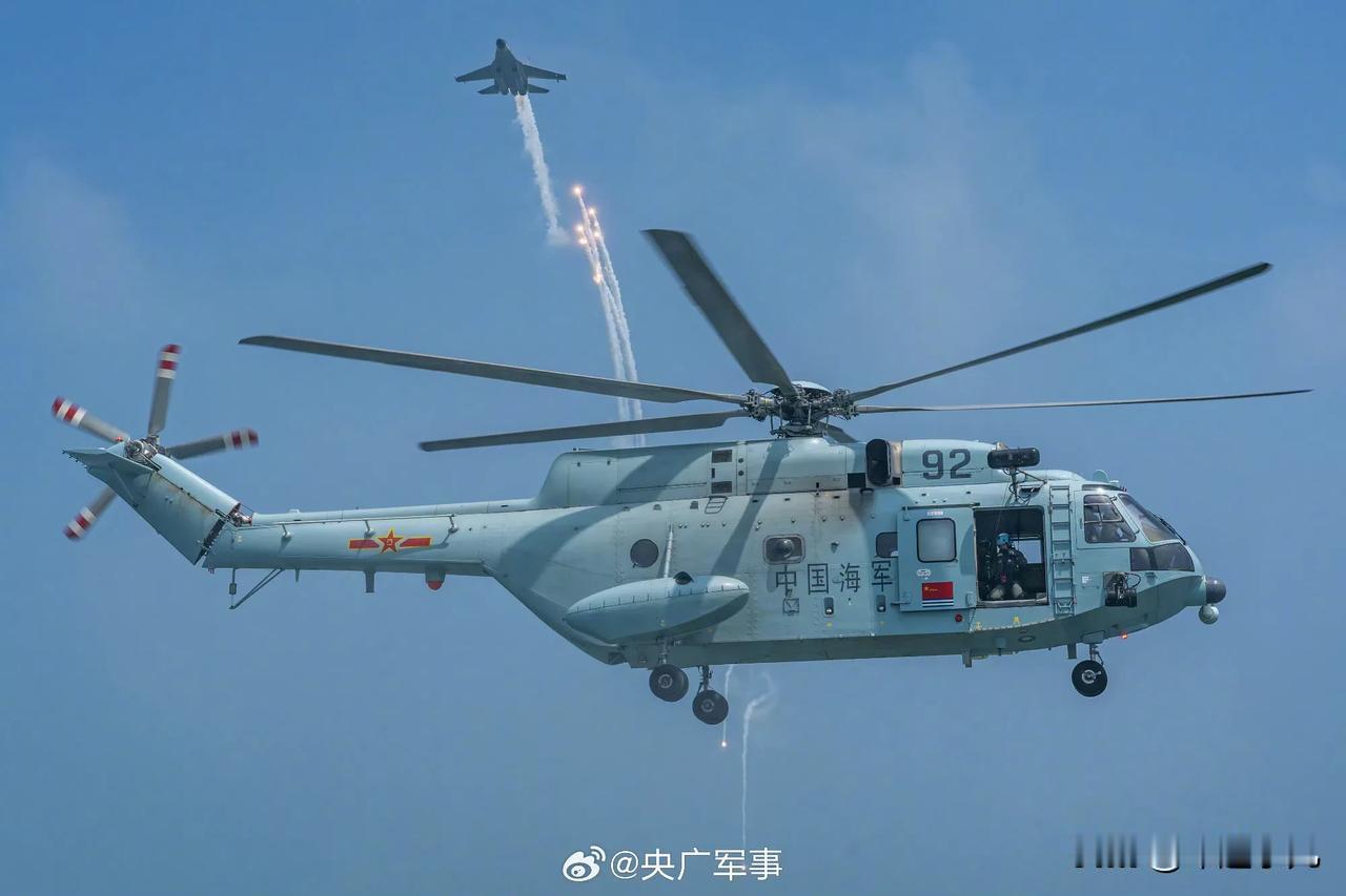 这画面真的太震撼了！歼11B空中掩护，直升机营救落水飞行员……

这是前一阵子，