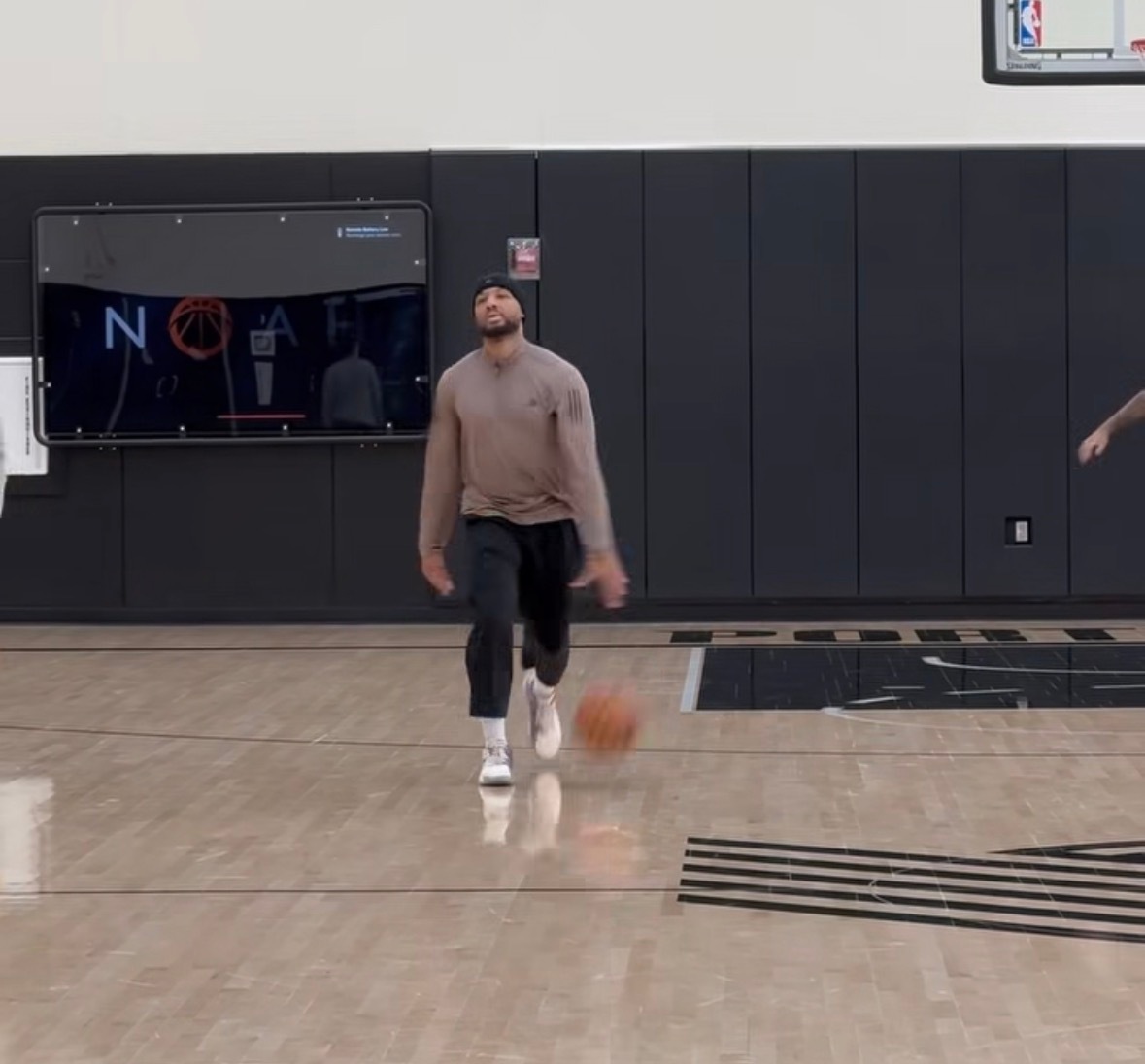 利拉德已经开始进行单人的有球训练了，逐渐康复中。湖人vs掘金nba