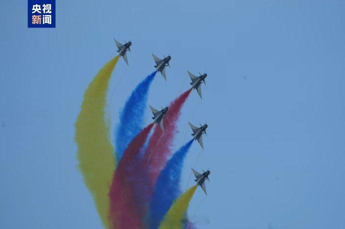 【八一飞行表演队正式亮相新加坡航展】今天，为期6天的第十届新加坡航展在樟宜会展中