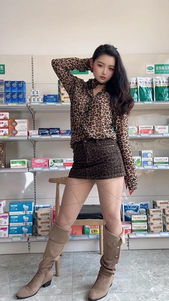 谁还不是小腰精 小性感 腰精已上线 美女老板娘日常 御姐风细跟高跟鞋太绝了