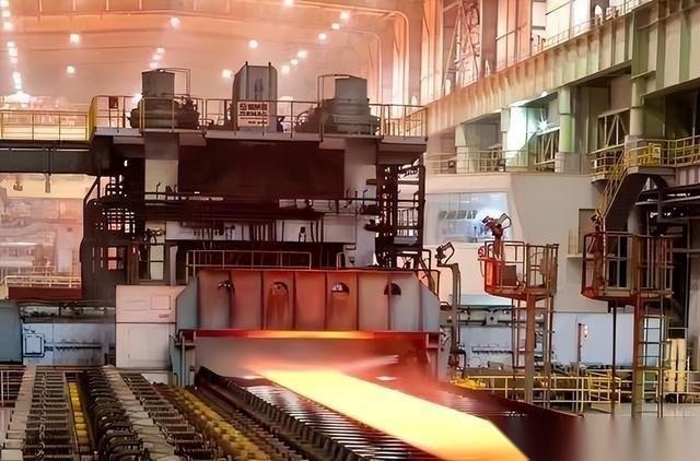 大家看到福建舰下水后的照片，吃水线附近锈迹斑斑，有人直接拿来跟渔船比，说几百亿砸