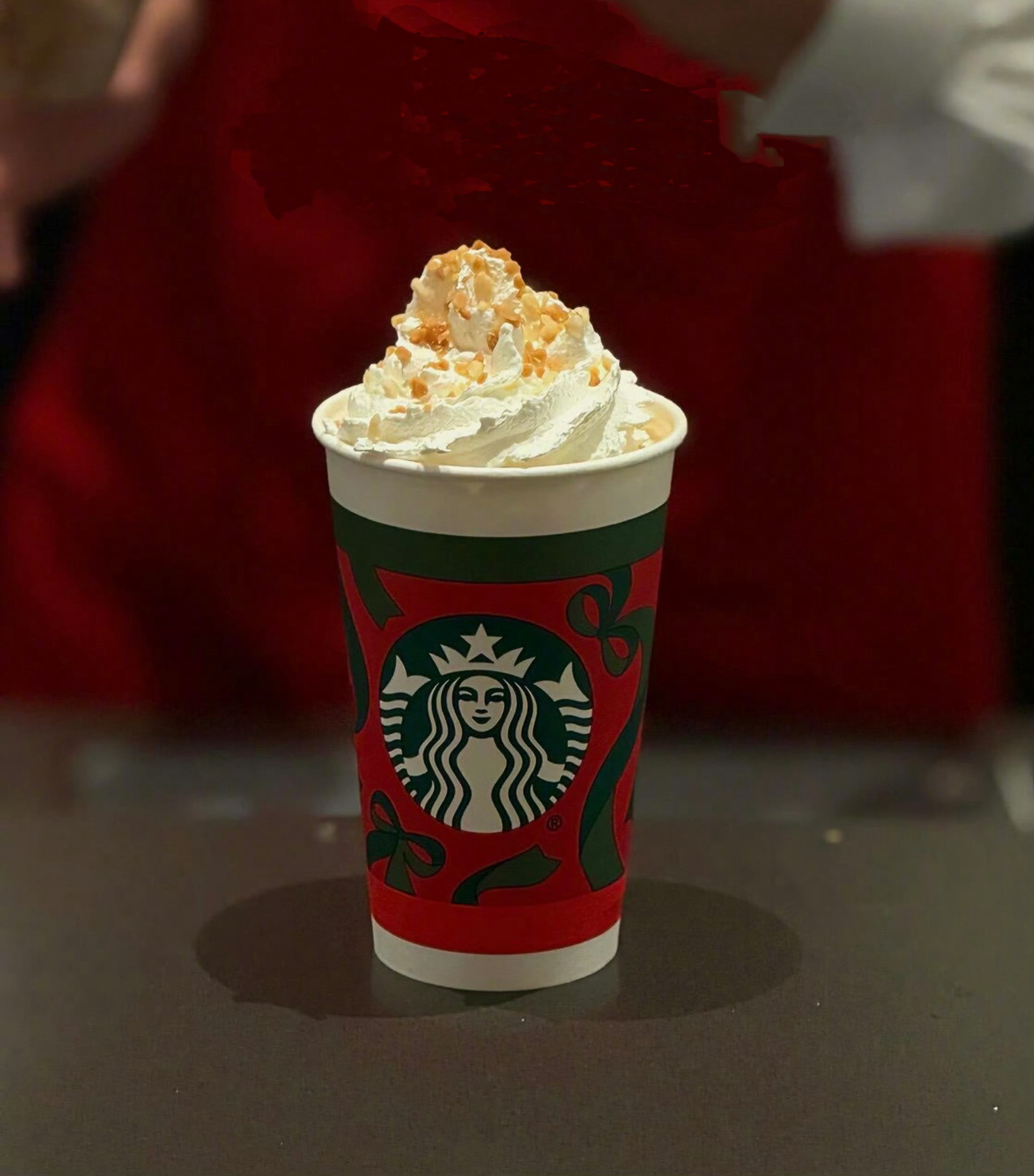 发现了吗？这两天走进星巴克，播放的全是经典金曲——什么《隐形的翅膀》《绿光》《爱