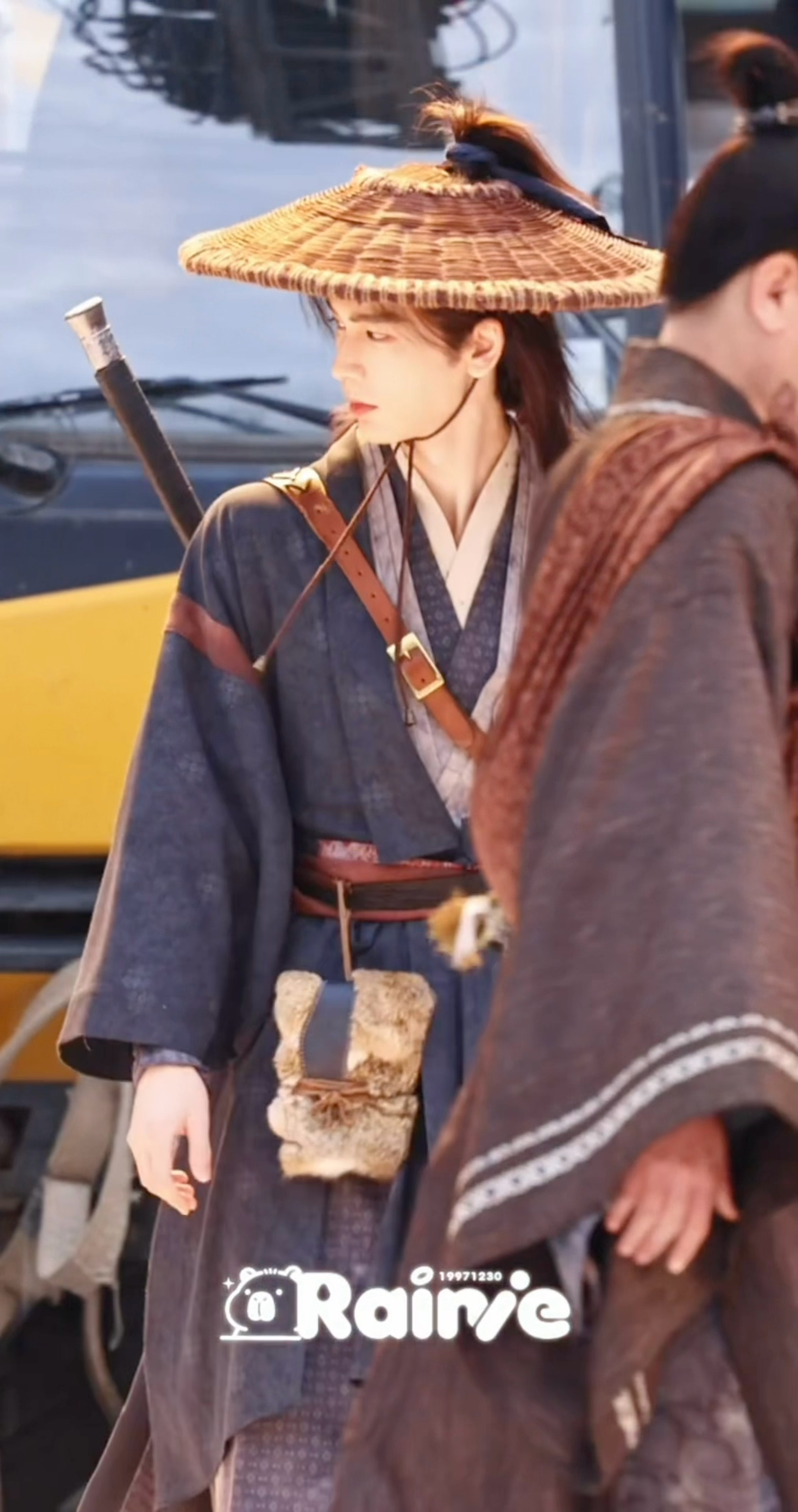 张凌赫 x 归鸾丨戴斗笠的萧厉好有江湖气哇！！！ 张凌赫戴冷帽比耶