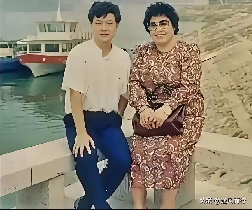 什么叫定海神针？看陈丽华1993年这张照片就懂了。
 
当年长安街还满是平房、自