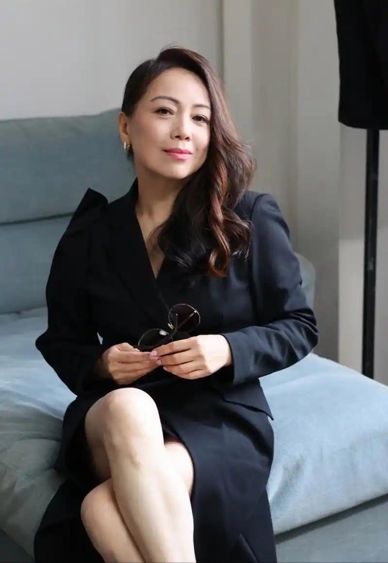 有位过来人坦言：“婚外情最残忍的，不是被发现，是永远见不得光。你跟他在一起的时候