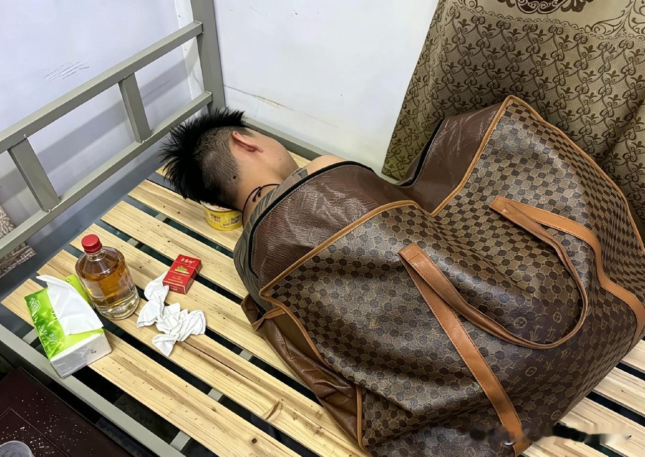今天第一天进厂打螺丝，分配在了四人间。
发现一位老兄在睡觉，没有铺的，没有盖的，