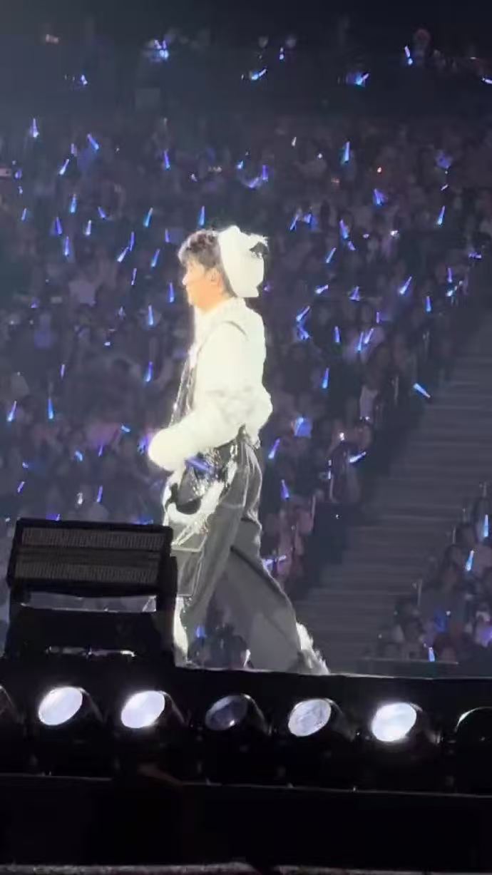 周深一年发了42首歌 周深用42首录音室新歌惊艳25年，未来他定会带着更多佳作，