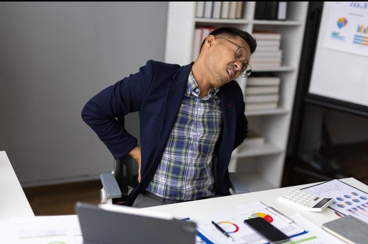 别再以为每天运动半小时，就能抵消久坐伤害了！
 
研究发现，每坐20分钟起身走2