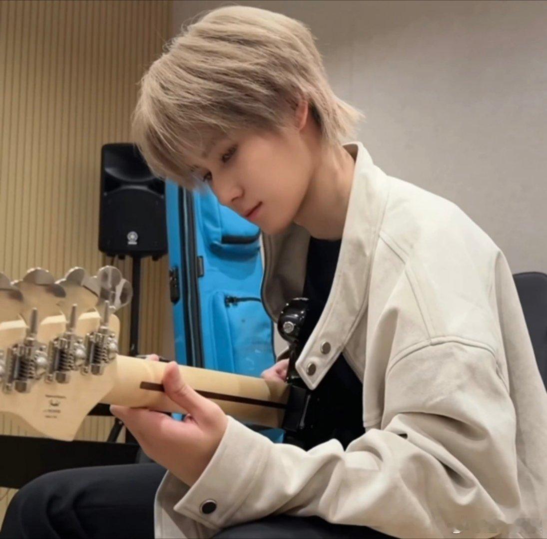 张真源晒学吉他照张真源学吉他侧拍张真源晒学吉他照，哇塞哇塞， 