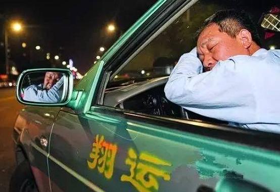 “冷漠得让人愤怒！”陕西，一名男子是出租车司机，因为太疲惫突发疾病。他将车停在路