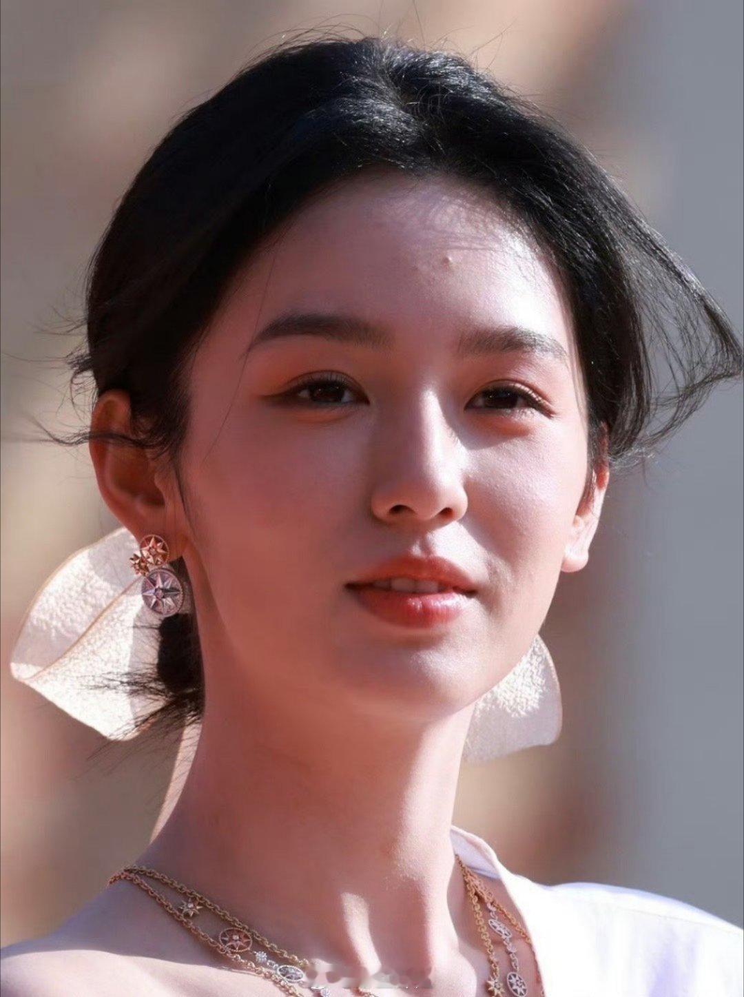 周也这个图真的有点过于生了 额头痘痘清晰可见 ​​​