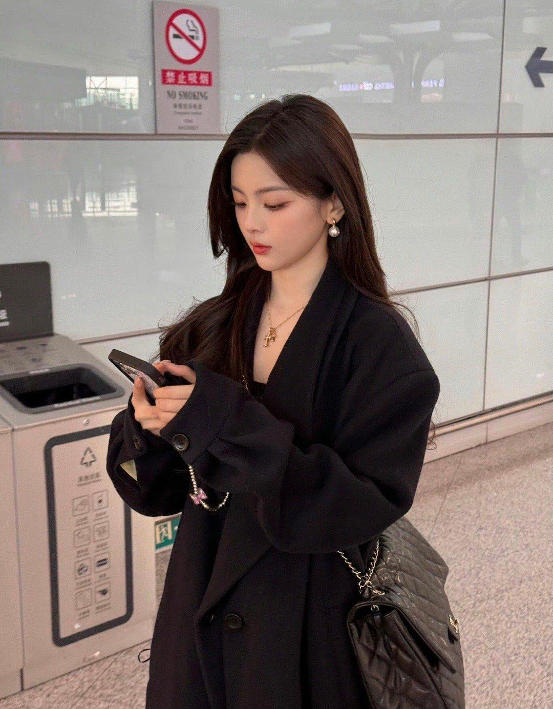 路人镜头下的杨超越，这个颜值能打吗？ ​​​