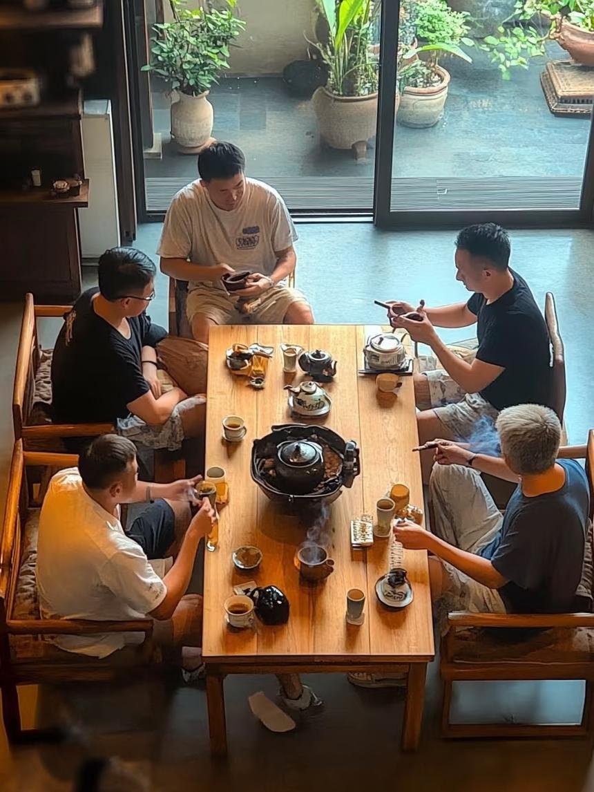 人到中年过半，褪去浮华，一杯清茶话人生。不谈名利，不问富贵，只唠生活感悟、退休心
