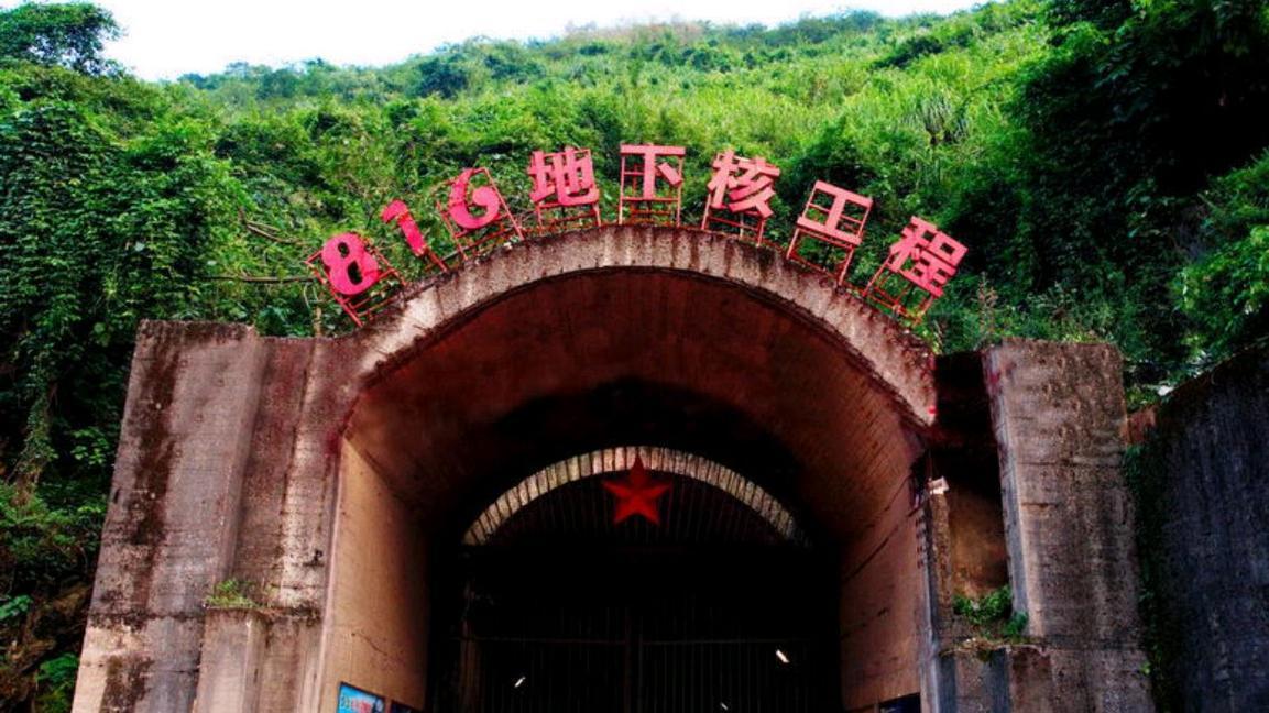 1964年，毛主席秘密地把周总理叫到办公室谈话。毛主席悄悄地说：“恩来，我有一个