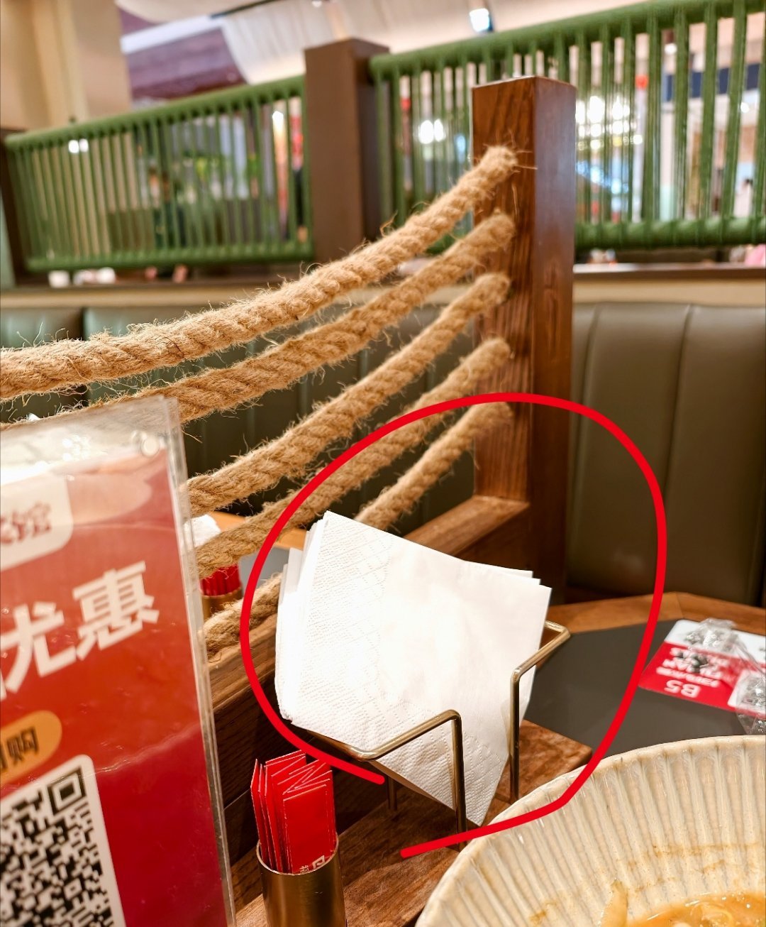 有的餐厅免费提供纸巾，而有的餐厅纸巾另外收费，请问消费者和餐饮商家——消费者——