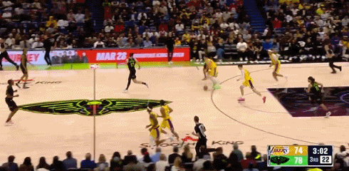 你个老六！阿尔瓦拉多成功“偷袭”东契奇！
在今天NBA常规赛湖人对阵鹈鹕的第三节