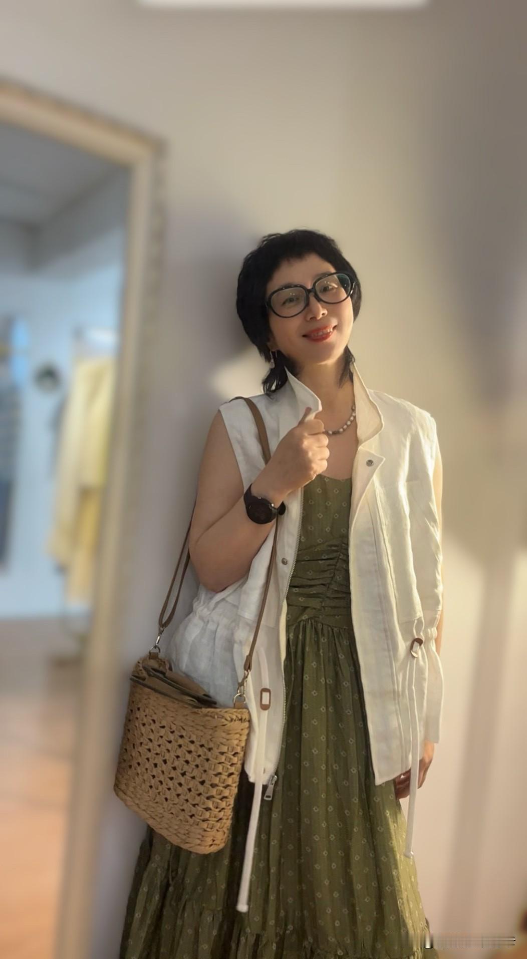 别慌才50多岁，各种风格还是可以驾驭的～
岁月赐我皱纹，也赐我从容，阅尽千帆，归