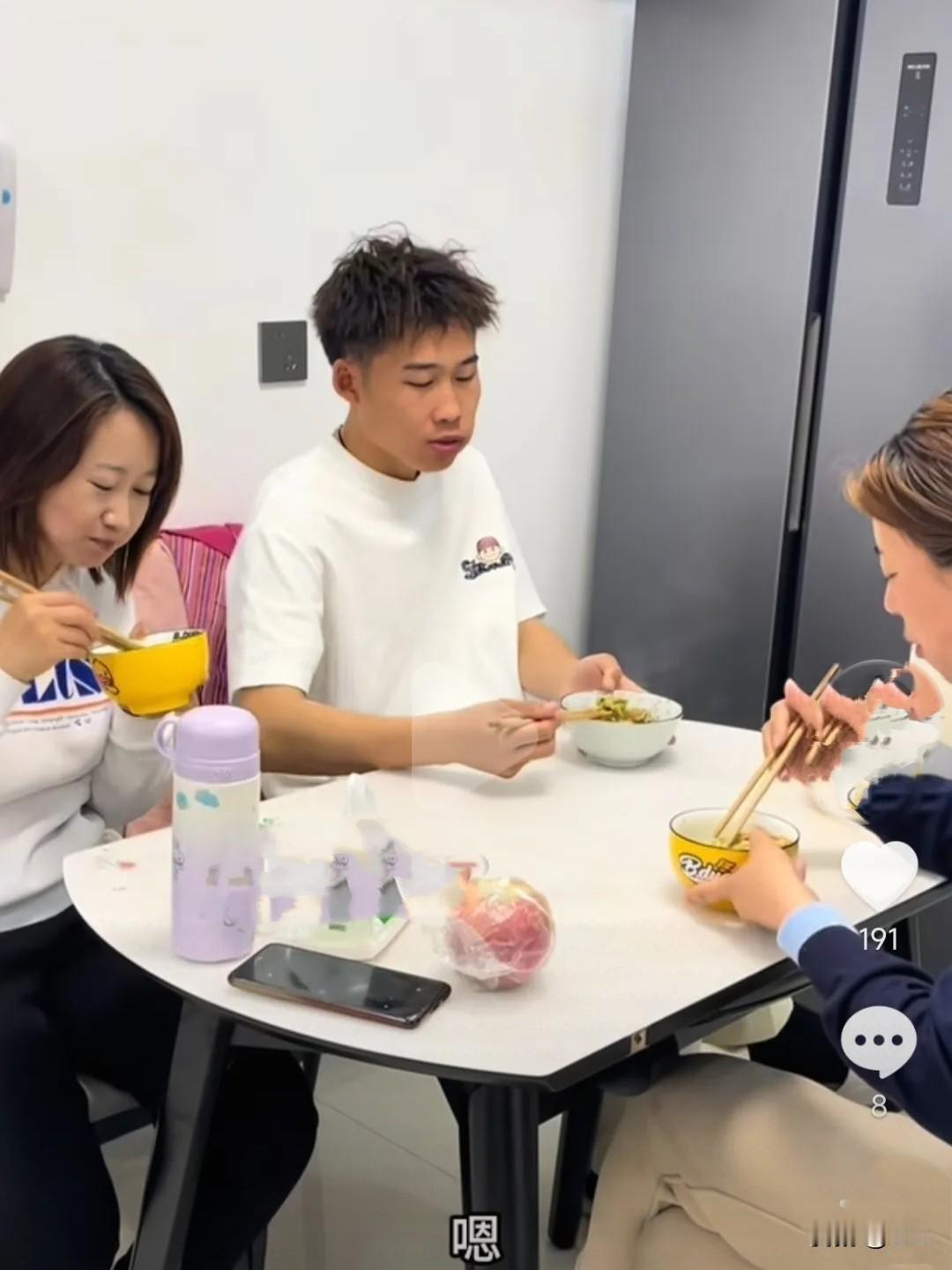 傻大妮一家再度遭人吐槽！

好多人说儿媳坐月子需要充足的静养，还得有高营养的滋补