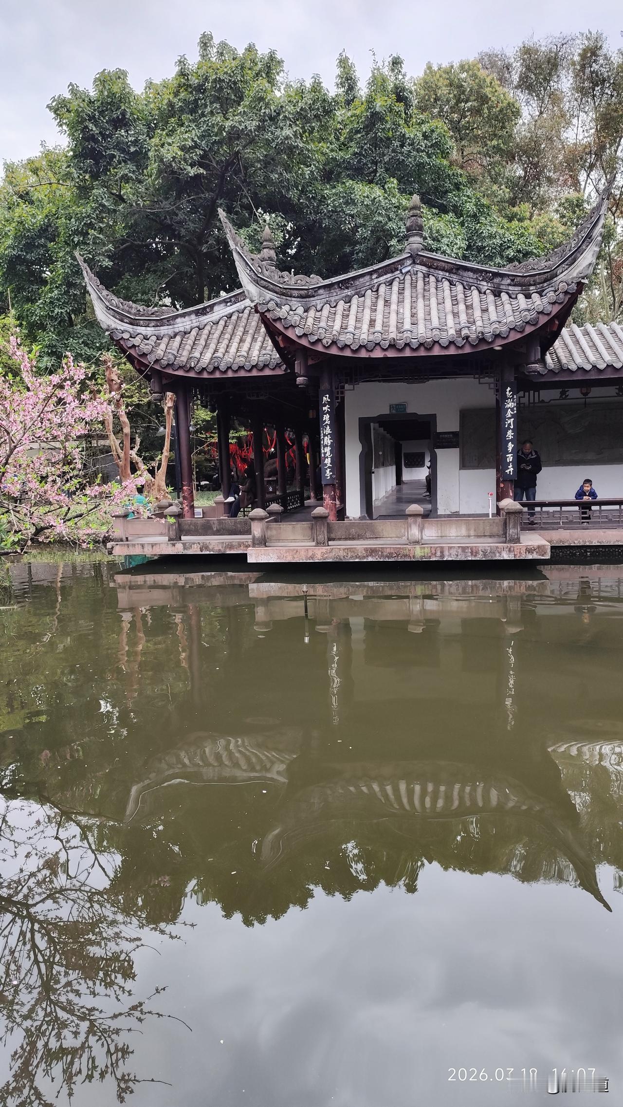 分享一张自然风景的照片，湖映亭台分外秀