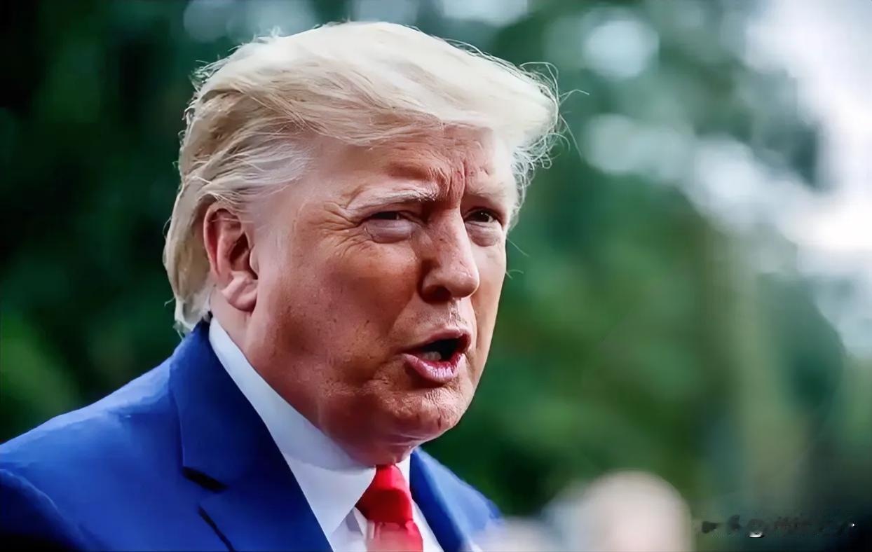 全世界都盯着波斯湾，美国航母压境、对伊朗放狠话，以为大戏要在中东开演。谁也没料到