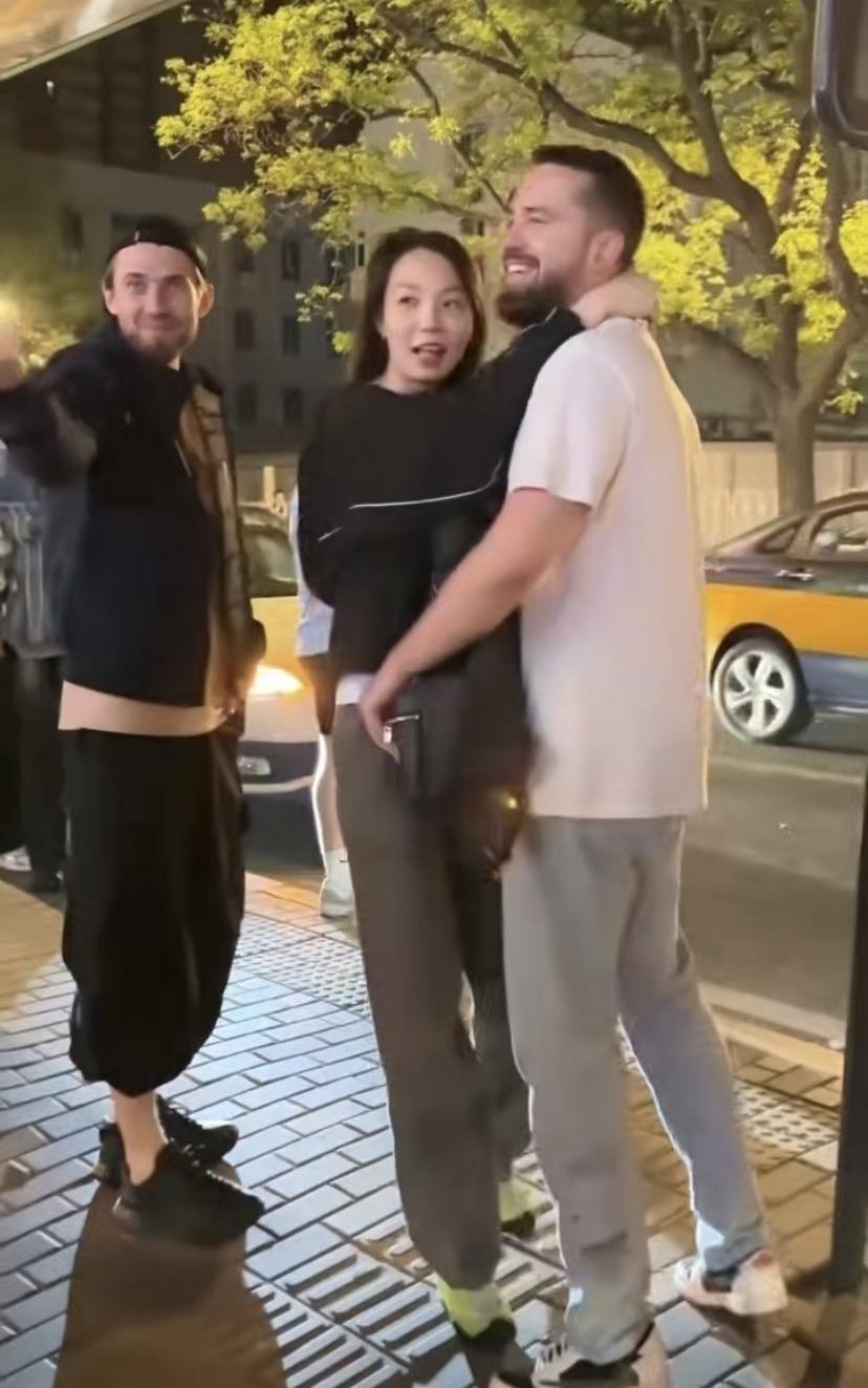 她搂着外国小哥，很主动！很兴奋
她说：有狐臭，我也喜欢

她又说：有胡子，很性感
