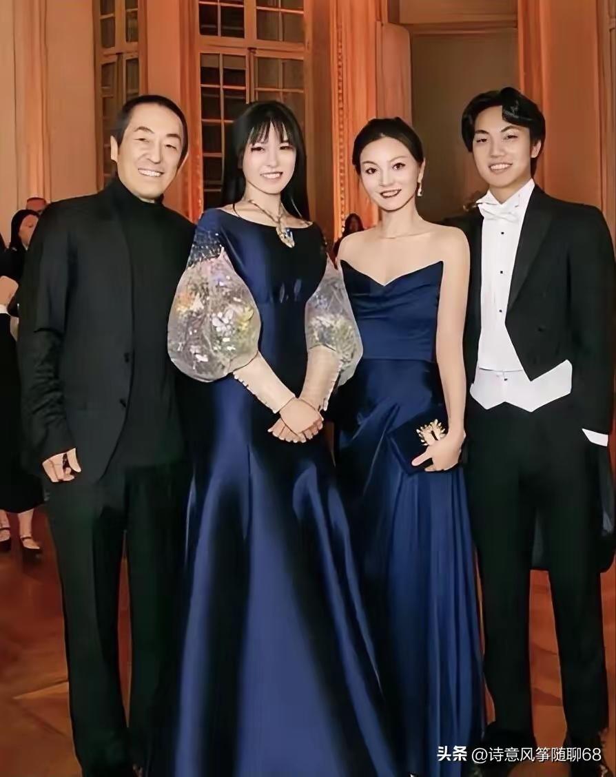 好幸福的一家人，儿子眉眼清秀，女儿美丽动人 
高颜值的子女和满屏的幸福感。张艺谋