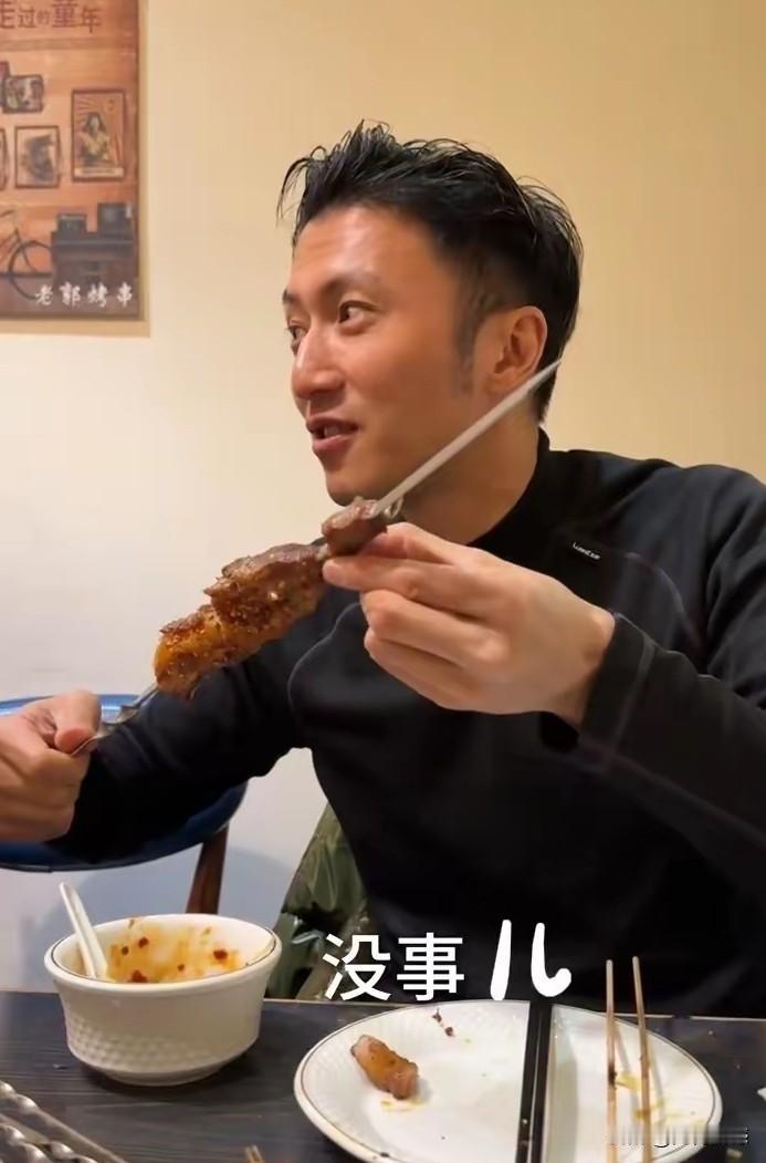 谢霆锋吃烧烤，让人感受到了在他的身上，也有一股人间烟火气，显得也非常的接地气，按