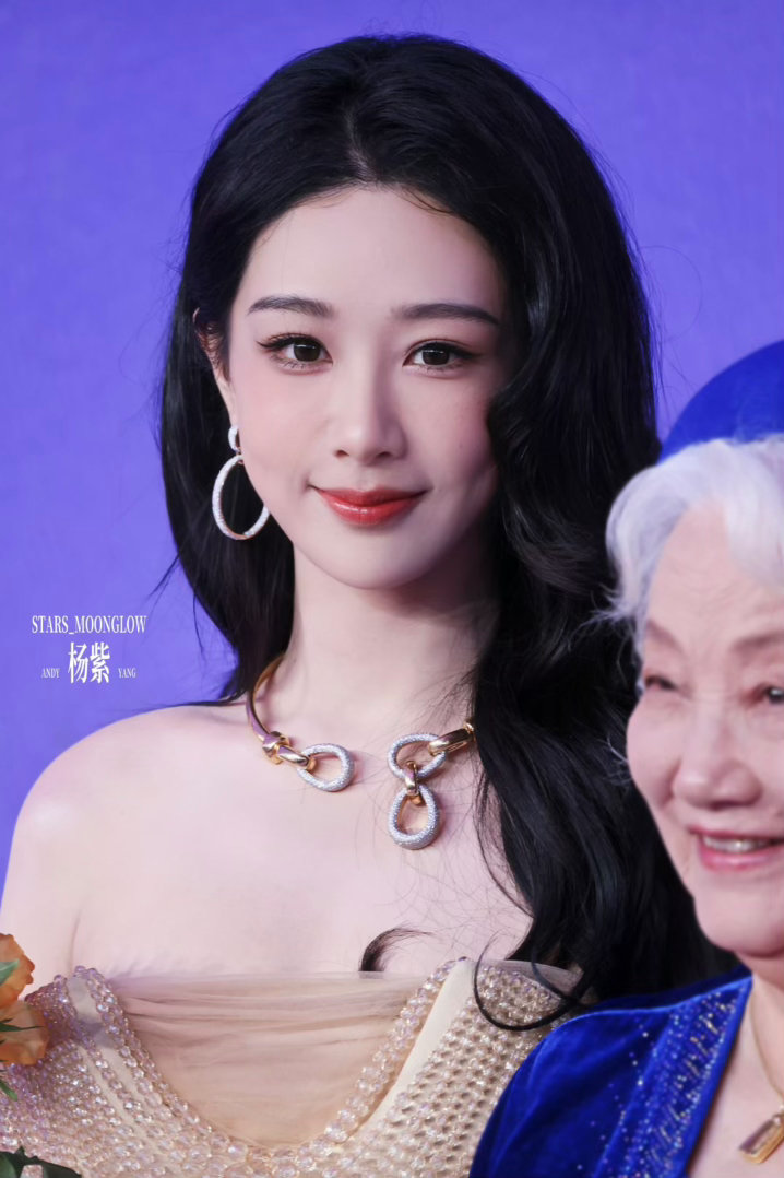 杨紫  yz杨紫董竹君 yz杨紫玉兰花开君再来 帷幕未升，灯光晦暗，而当你站在属