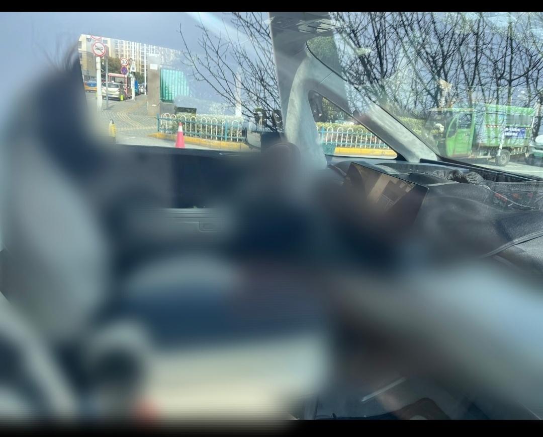 极氪CM2E又爆一张内饰谍照，应该是第一排3座状态的第一次被爆吧？我是从我抖音评