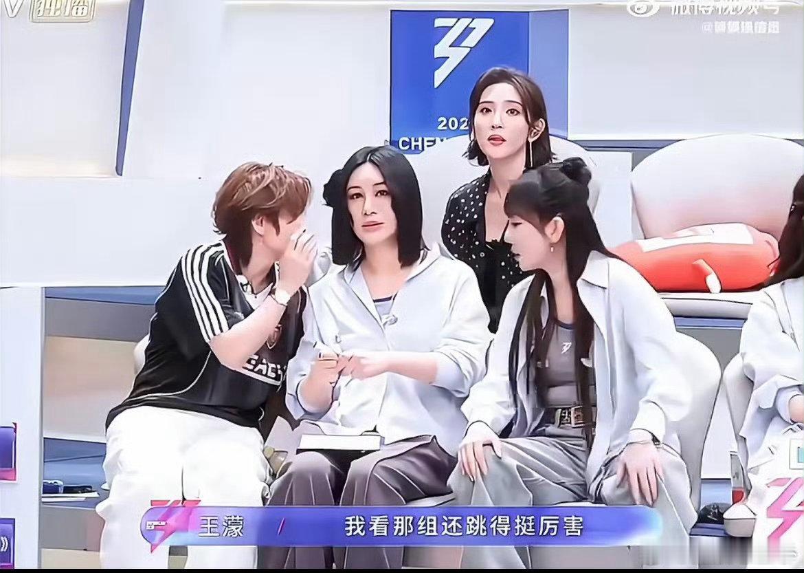 王濛打孙怡被萧蔷一把拉走乘风2026三人互动太真实有趣，王濛直爽可爱，孙怡呆萌反