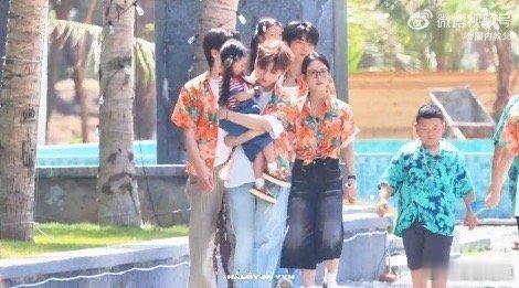 余宇涵抱小女孩路透 余宇涵《海角88号》海边路透来啦，花衬衫造型帅气满分，抱小女