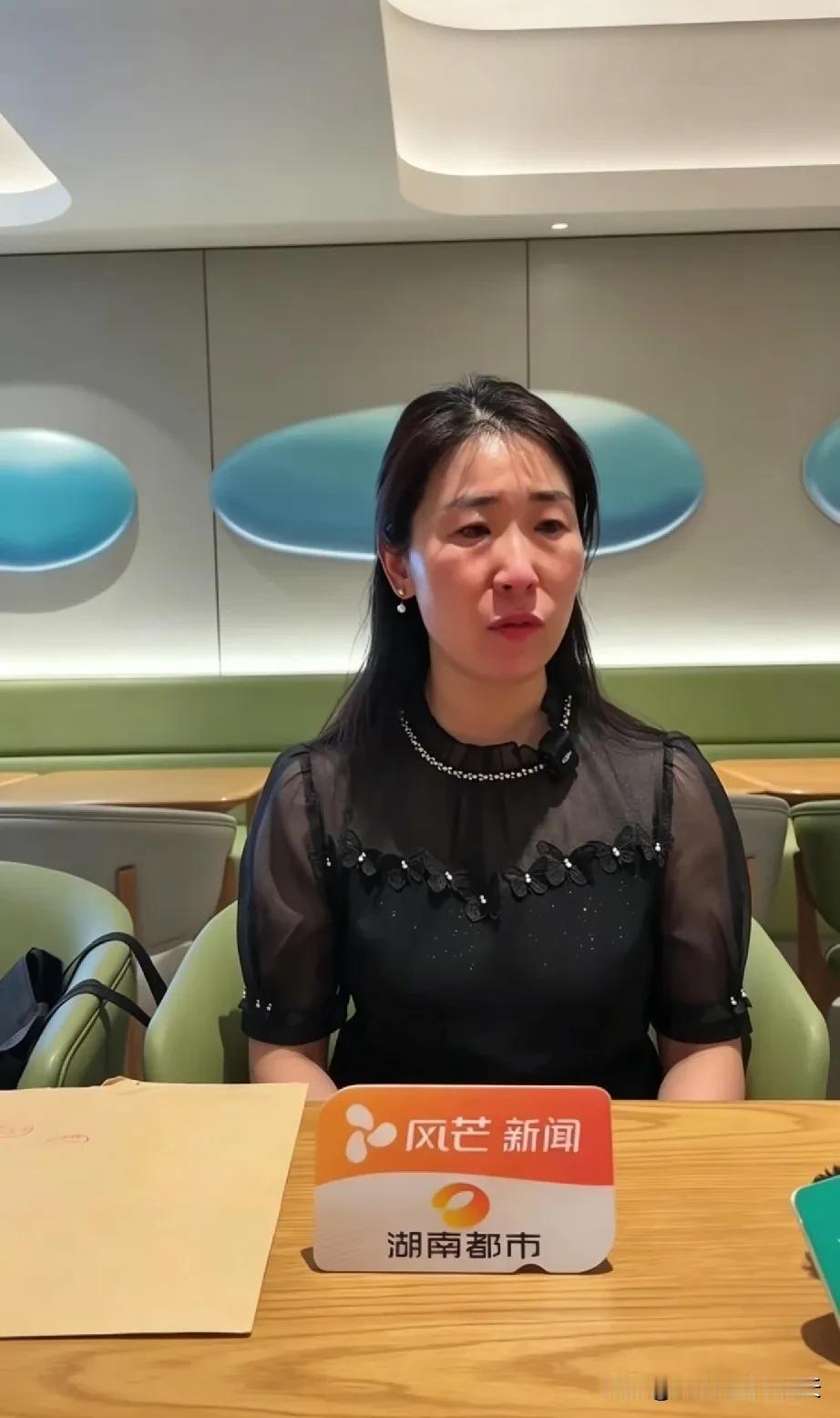从面对镜头时的满面愁容到如今的松弛自然，朱女士曝光婚外胚胎案对她个人而言是一件正