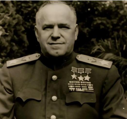 1946年，斯大林把朱可夫贬去当敖德萨军区司令员，从最高副统帅到一个二级军区司令