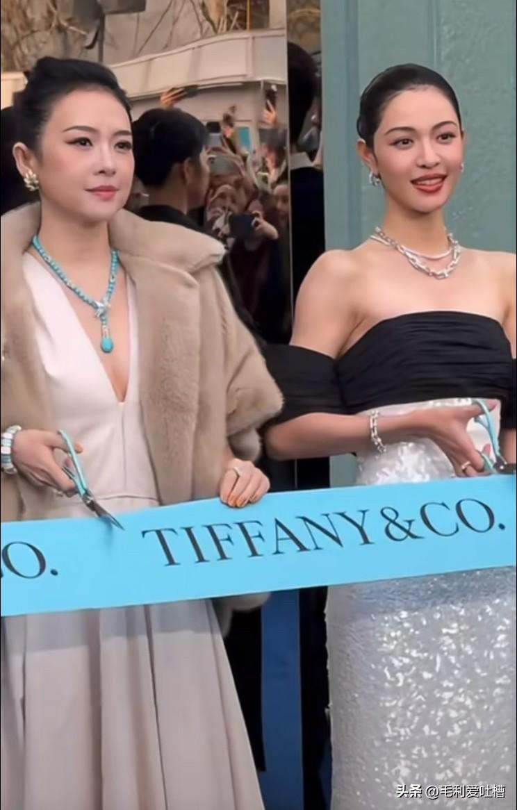 章子怡和钟楚曦同框，这脸看上去比小十几岁的钟楚曦还嫩
看得出，“娘娘”最近状态确