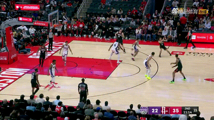 火箭新星谢波德的得分爆炸力真是太惊人了！在今天火箭主场迎战国王的比赛中，当时比赛